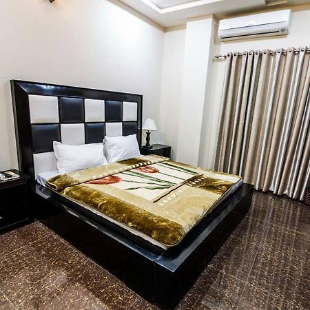 Midway Hotel & Restaurant Sadiqabad Kültér fotó
