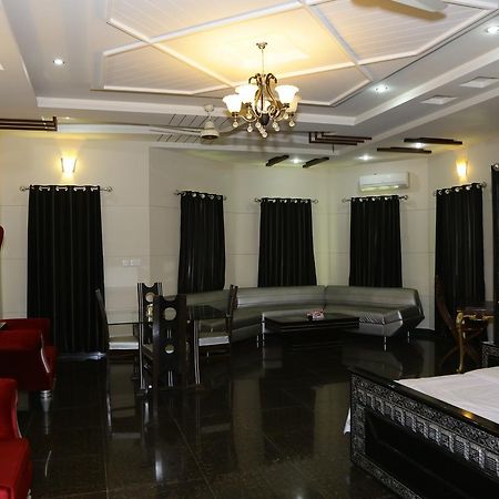 Midway Hotel & Restaurant Sadiqabad Kültér fotó