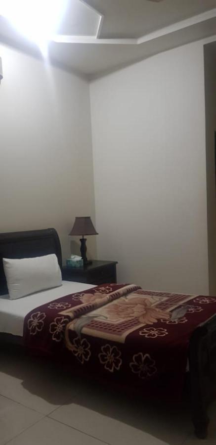 Midway Hotel & Restaurant Sadiqabad Kültér fotó