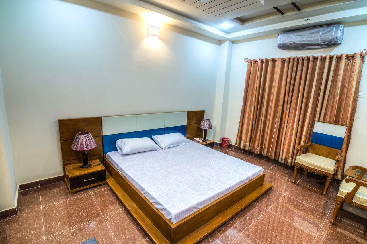 Midway Hotel & Restaurant Sadiqabad Kültér fotó
