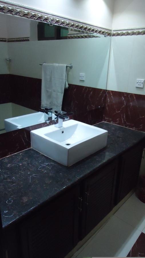 Midway Hotel & Restaurant Sadiqabad Kültér fotó