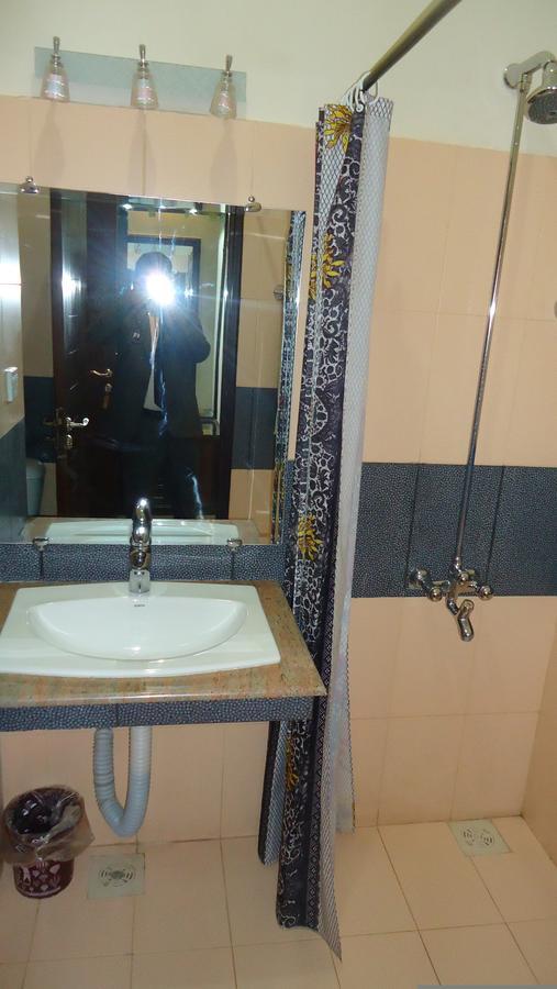 Midway Hotel & Restaurant Sadiqabad Kültér fotó