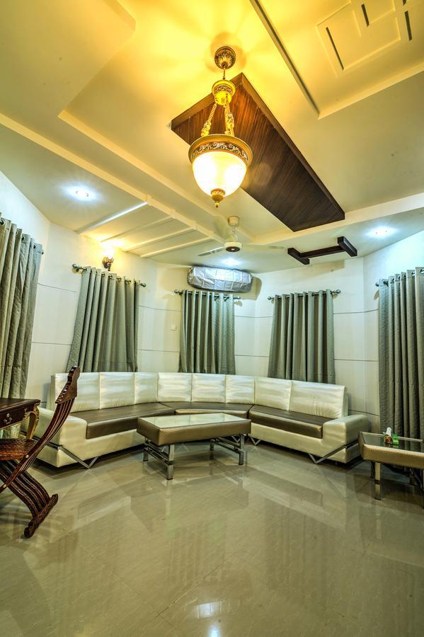 Midway Hotel & Restaurant Sadiqabad Kültér fotó