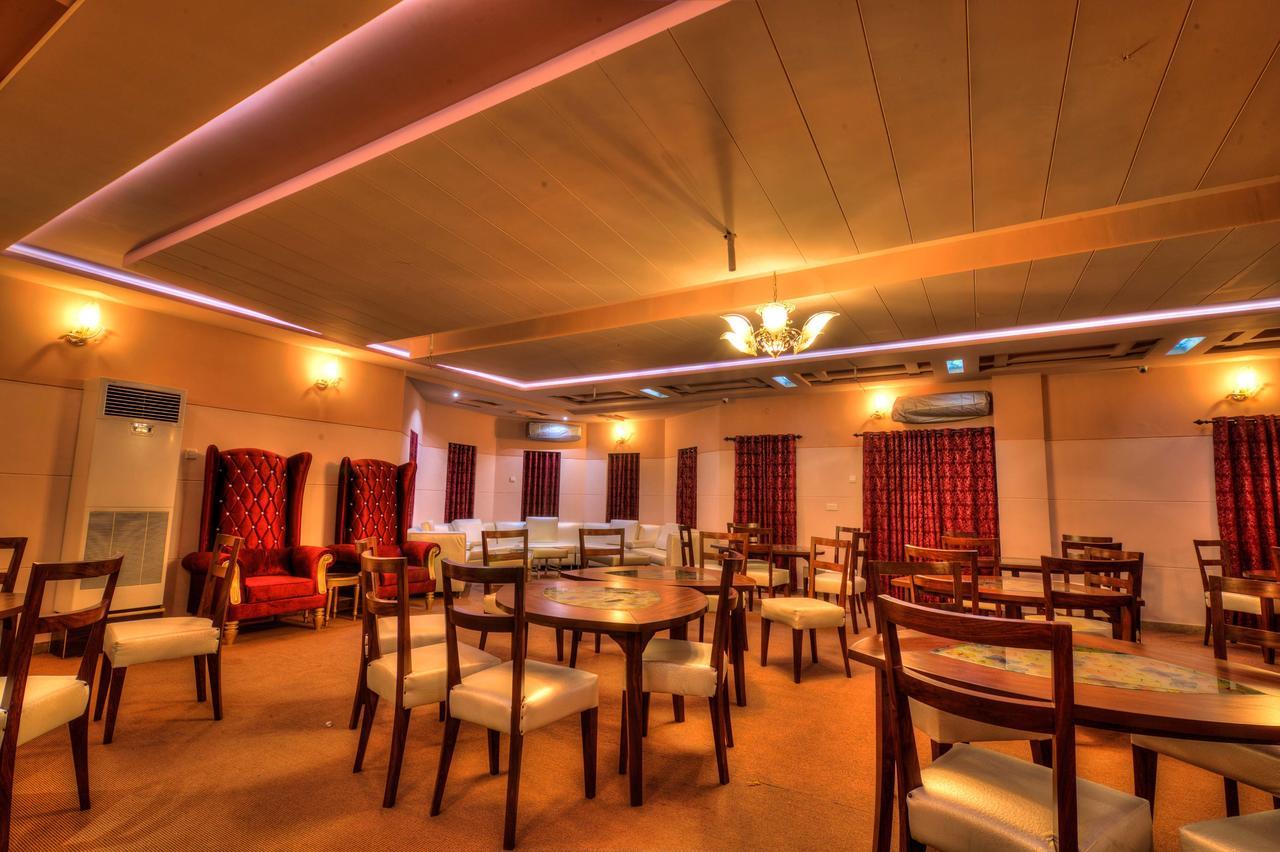 Midway Hotel & Restaurant Sadiqabad Kültér fotó