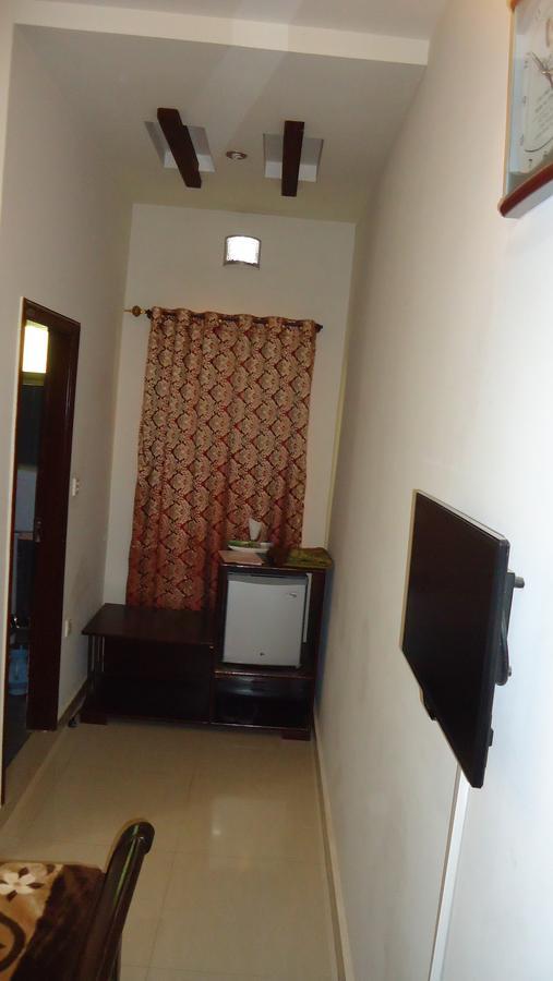 Midway Hotel & Restaurant Sadiqabad Kültér fotó