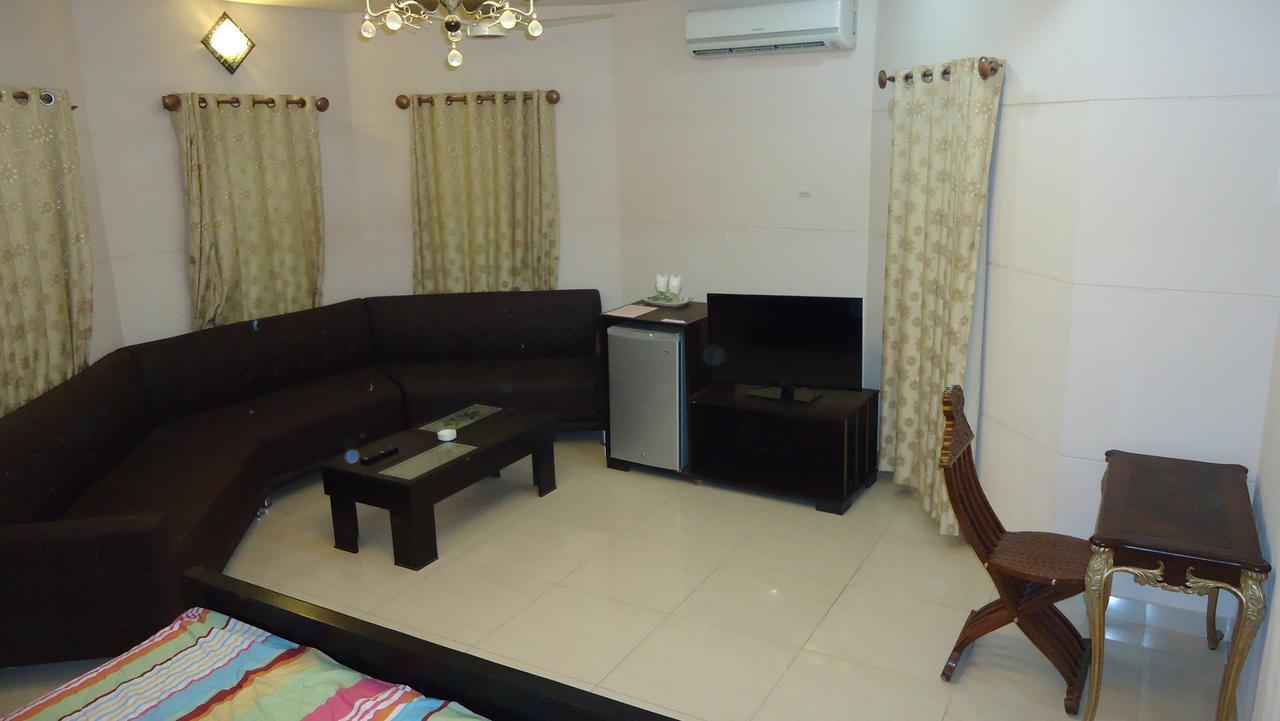 Midway Hotel & Restaurant Sadiqabad Kültér fotó