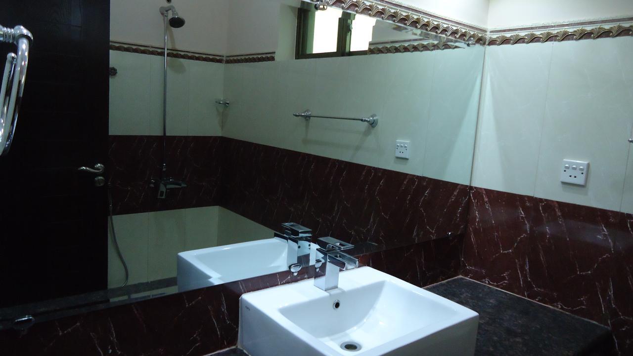 Midway Hotel & Restaurant Sadiqabad Kültér fotó