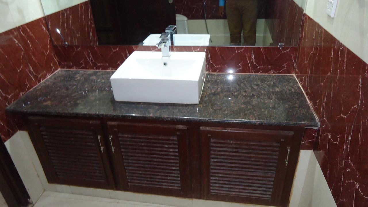 Midway Hotel & Restaurant Sadiqabad Kültér fotó