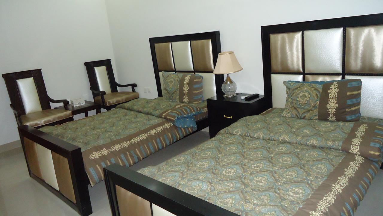 Midway Hotel & Restaurant Sadiqabad Kültér fotó