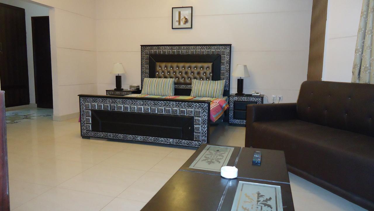 Midway Hotel & Restaurant Sadiqabad Kültér fotó