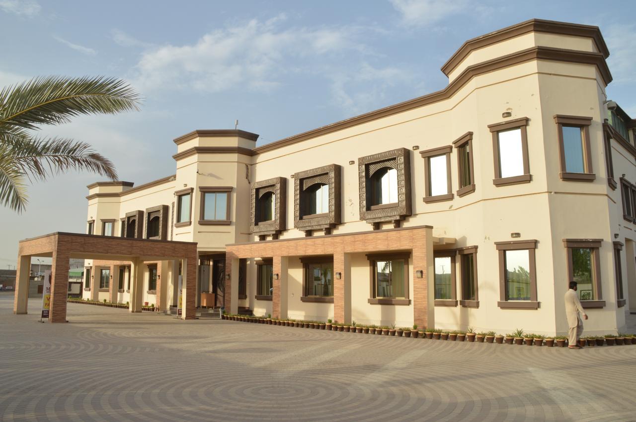 Midway Hotel & Restaurant Sadiqabad Kültér fotó