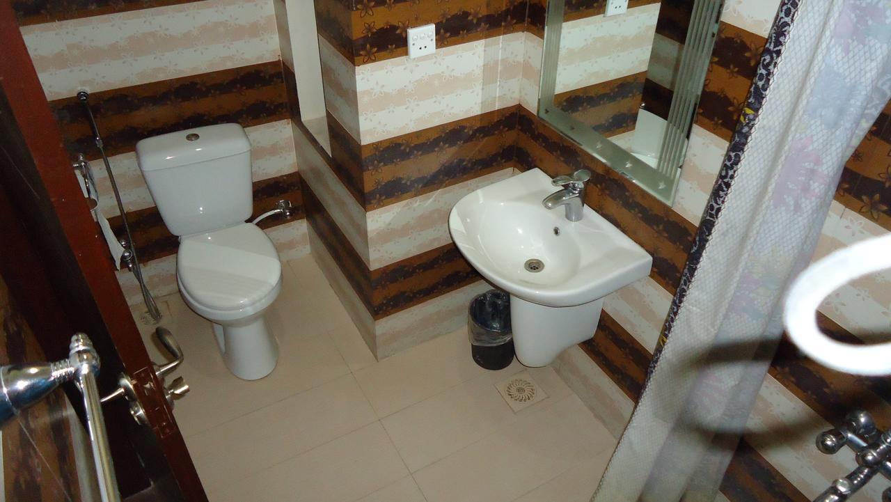 Midway Hotel & Restaurant Sadiqabad Kültér fotó