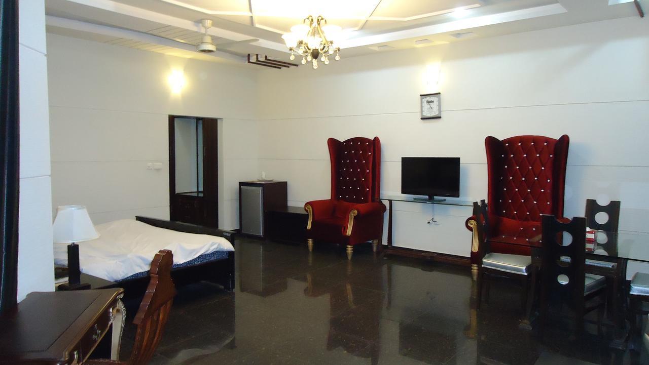 Midway Hotel & Restaurant Sadiqabad Kültér fotó