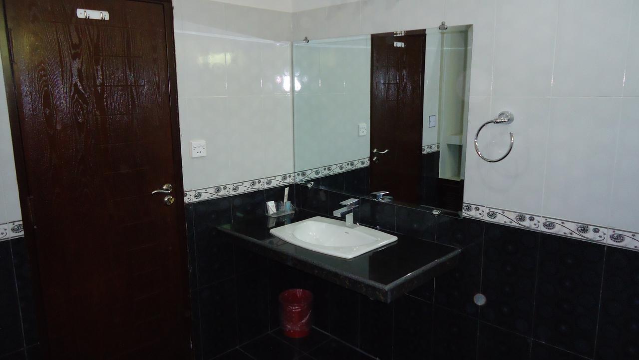 Midway Hotel & Restaurant Sadiqabad Kültér fotó