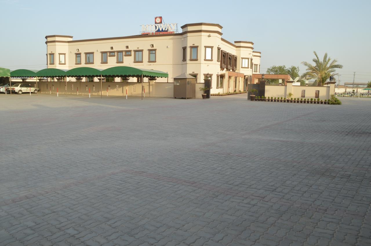 Midway Hotel & Restaurant Sadiqabad Kültér fotó