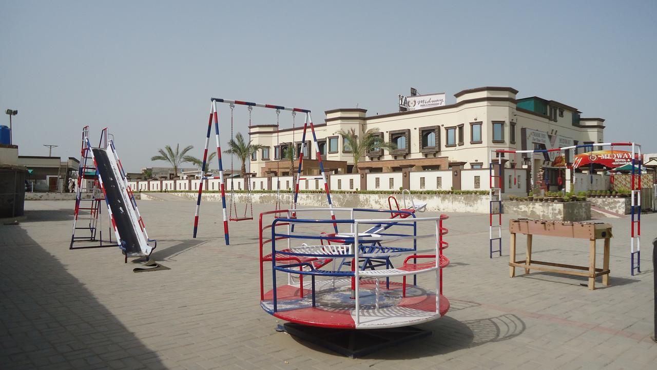 Midway Hotel & Restaurant Sadiqabad Kültér fotó