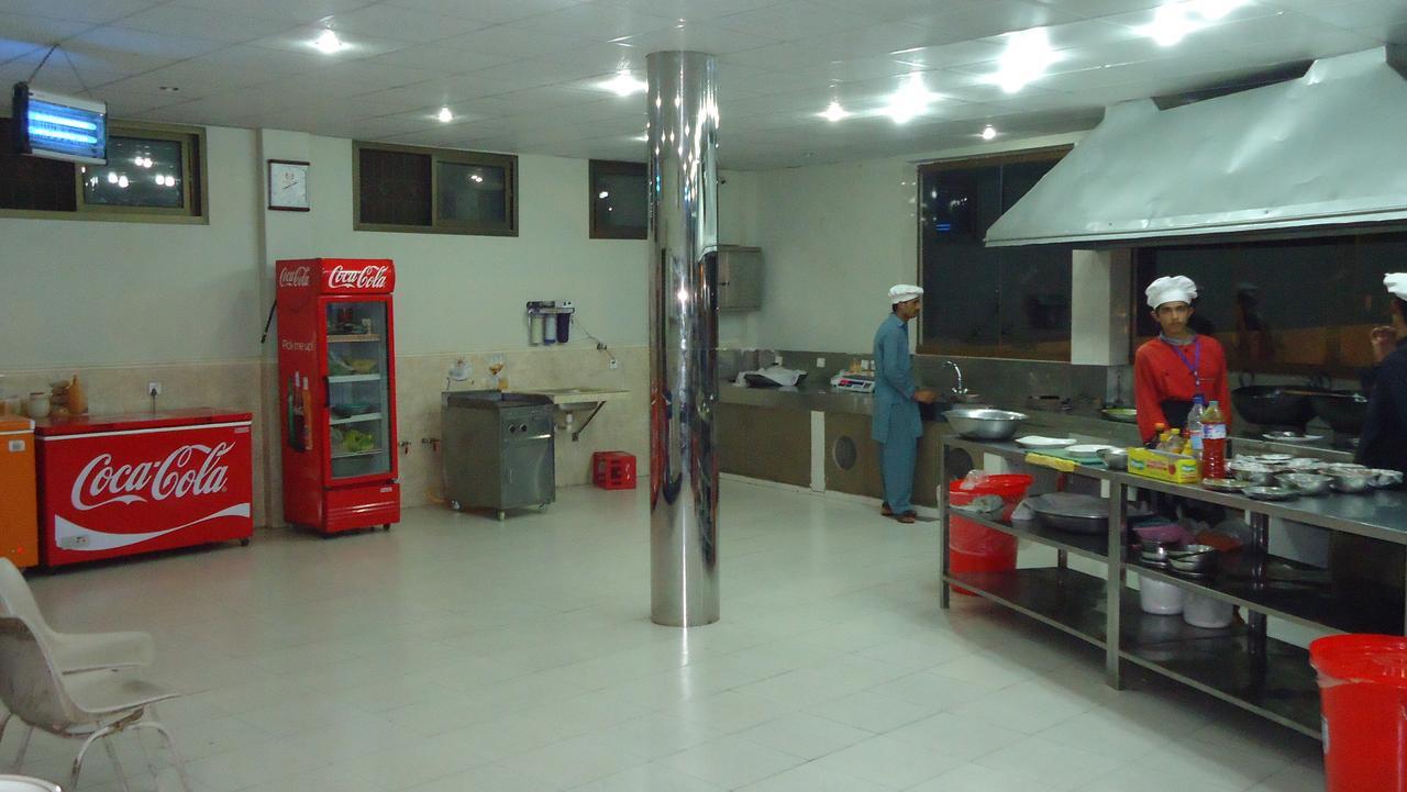 Midway Hotel & Restaurant Sadiqabad Kültér fotó