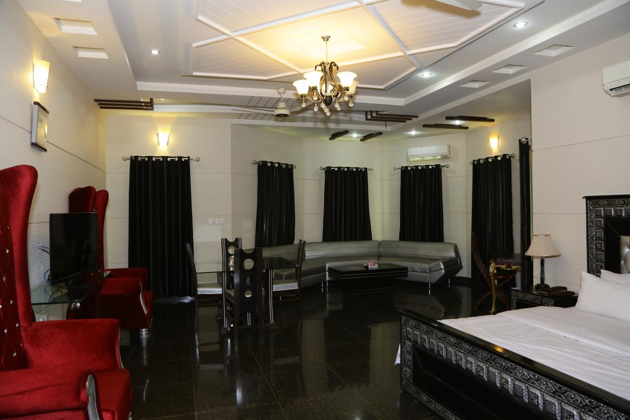 Midway Hotel & Restaurant Sadiqabad Kültér fotó