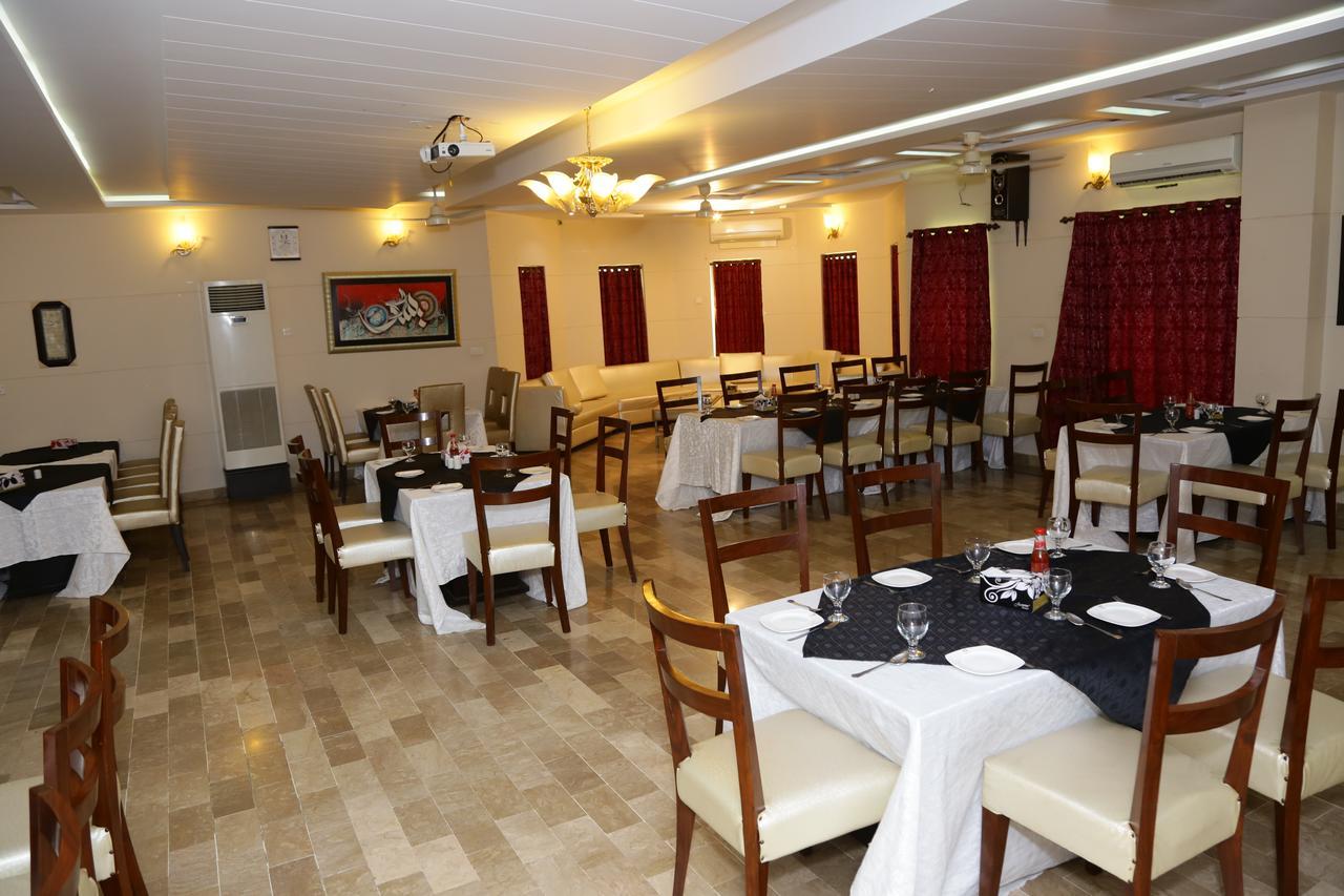 Midway Hotel & Restaurant Sadiqabad Kültér fotó
