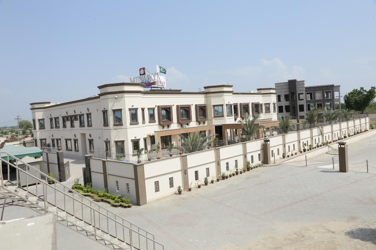Midway Hotel & Restaurant Sadiqabad Kültér fotó