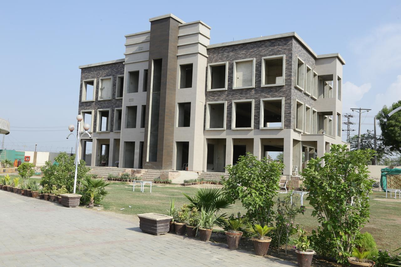 Midway Hotel & Restaurant Sadiqabad Kültér fotó