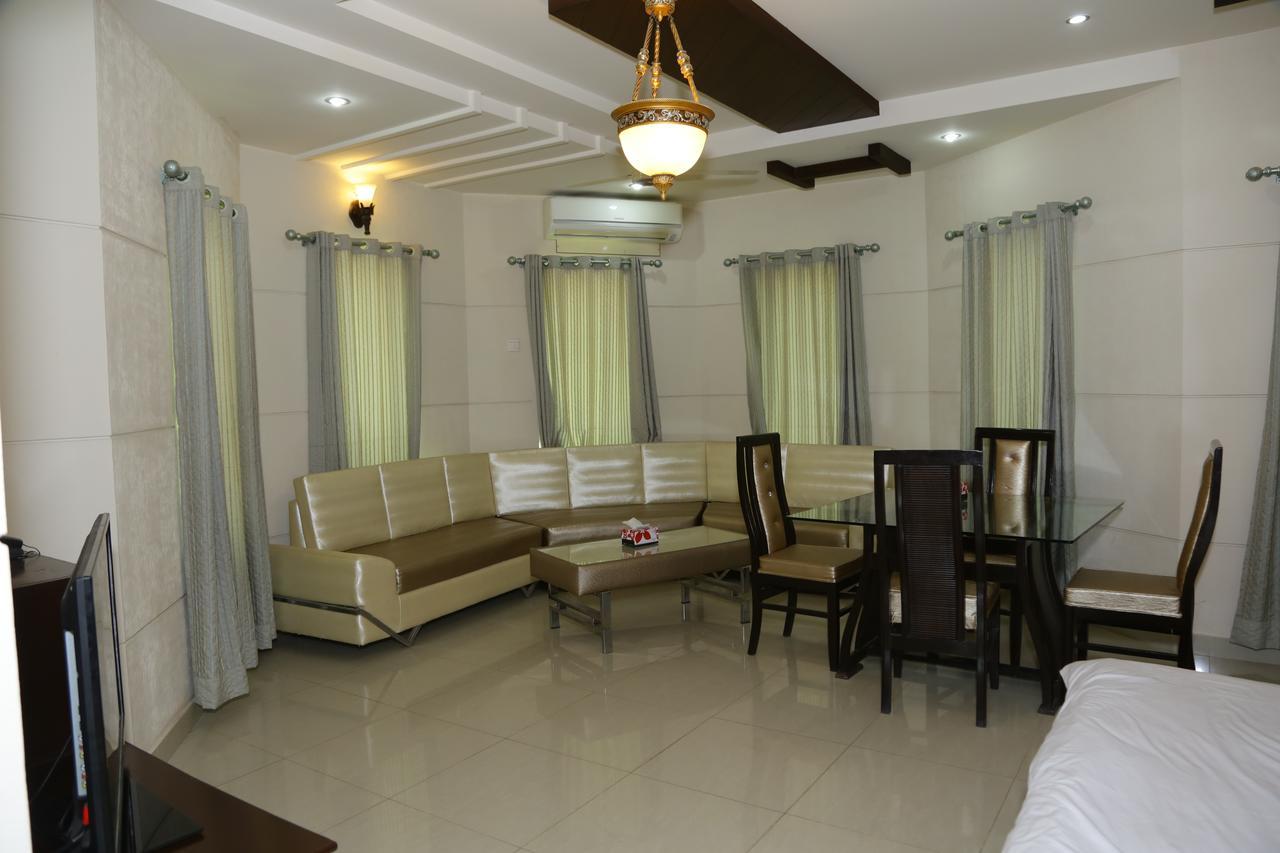 Midway Hotel & Restaurant Sadiqabad Kültér fotó